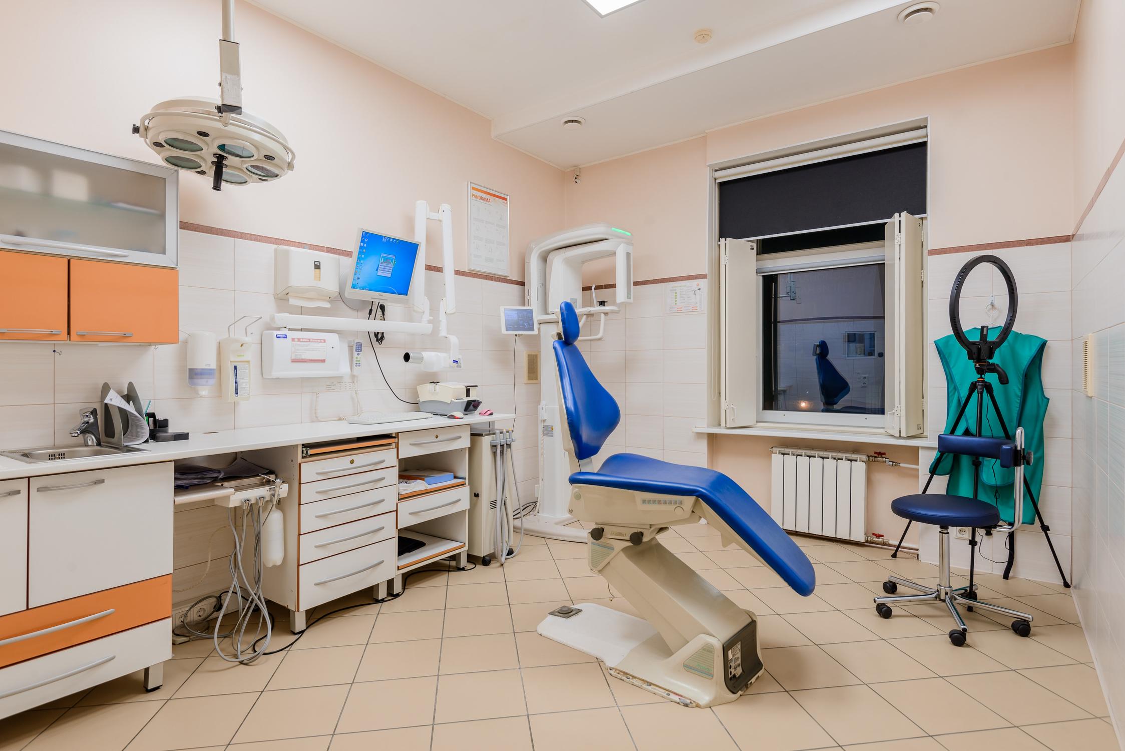 Вентиляция медицинских учреждений. Вентиляция в рентгенкабинете стоматологии. Рентген кабинет в стоматологии. Вытяжка в стоматологическом кабинете. Стоматологический кабинет с рентгеновским аппаратом.