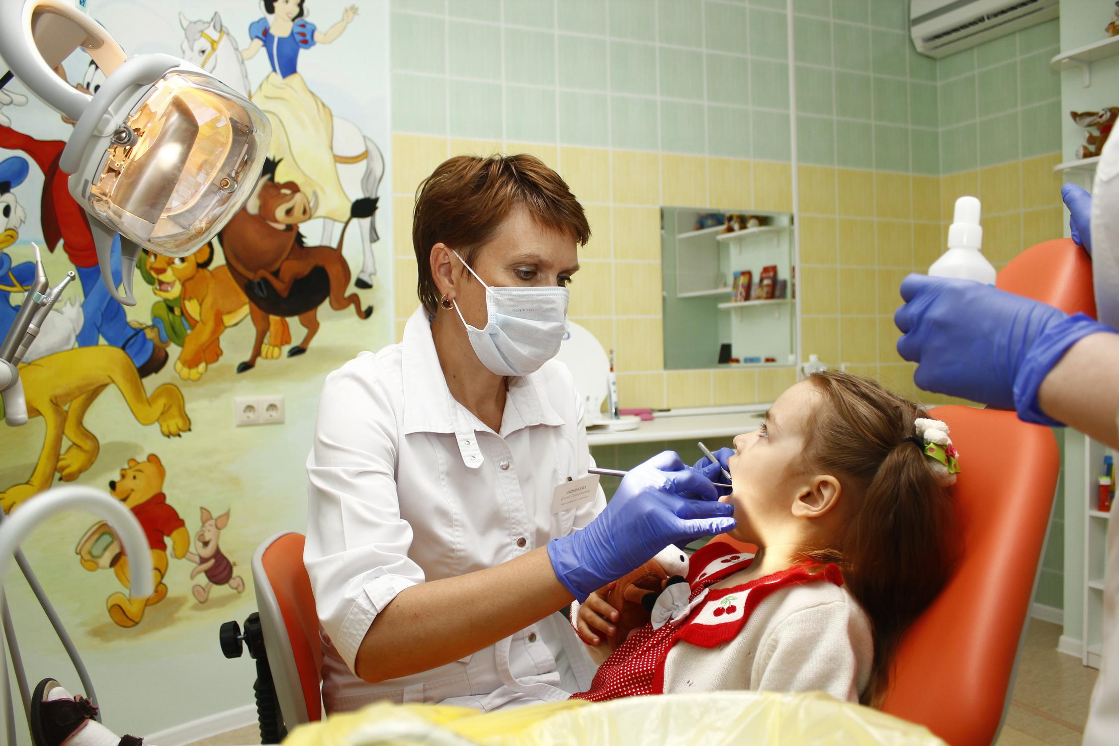 Зубной врач для детей. Детская стоматология. Стоматология дети. Ребенок у зубного. Детский зубной врач.
