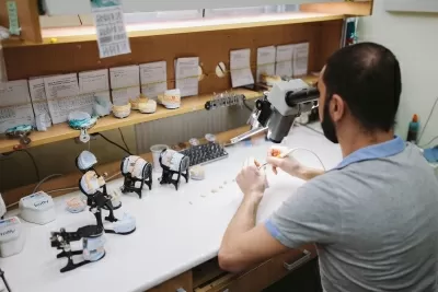 Доктор Дент-люкс