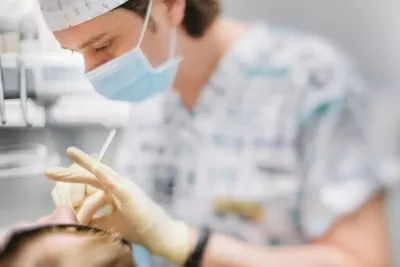 Доктор Дент-люкс