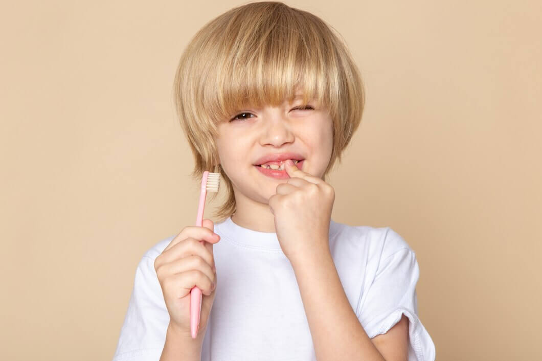 Причины потемнения детских зубов