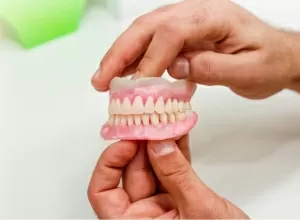 Почему натирает зубной протез и что делать