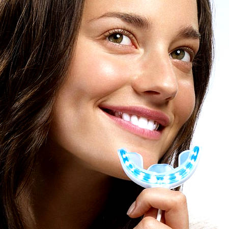 Как отбелить зубы природным способом?