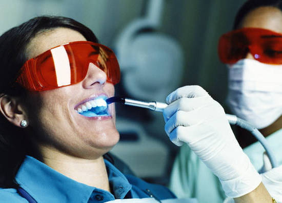 Процедура лазерного отбеливания зубов