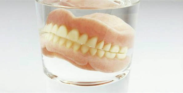 Хранение съемного зубного протеза